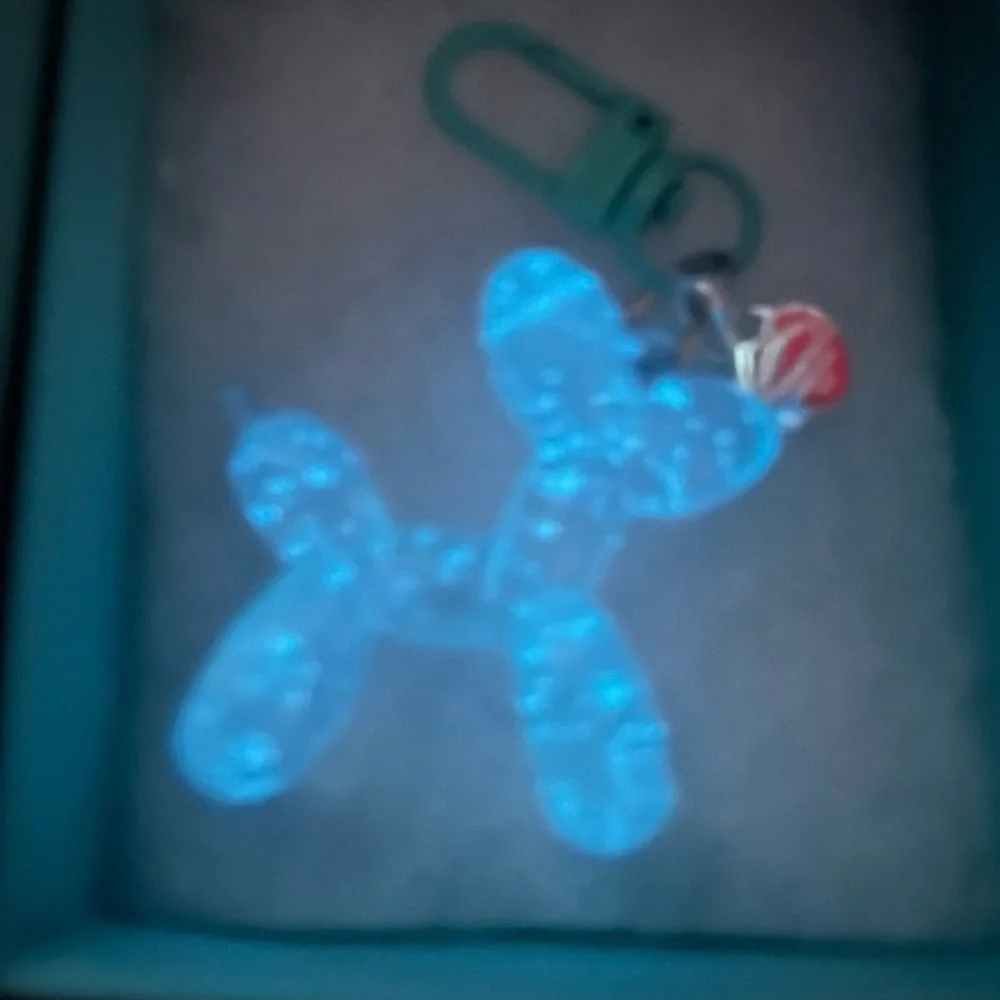 Glow in the Dark Koon's Balloon Dog with a Tiffany & Co heart charm - Picture 2 of 6